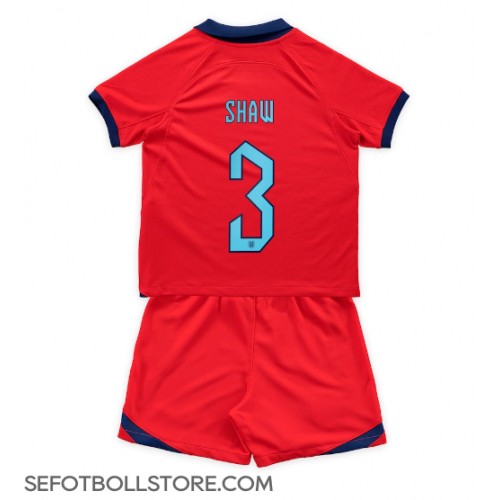 England Luke Shaw #3 Replika babykläder Bortaställ Barn VM 2022 Kortärmad (+ korta byxor)